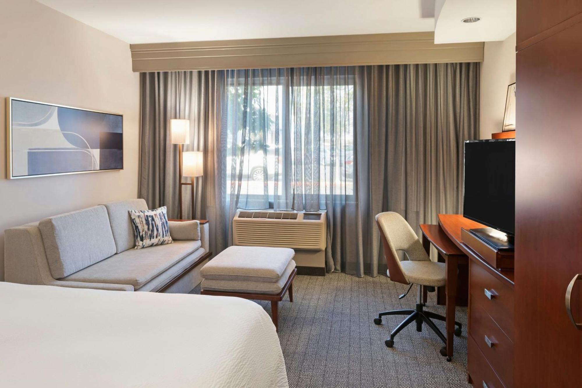 คอร์ตยาร์ด ลองบีช แอร์พอร์ต Hotel ภายนอก รูปภาพ